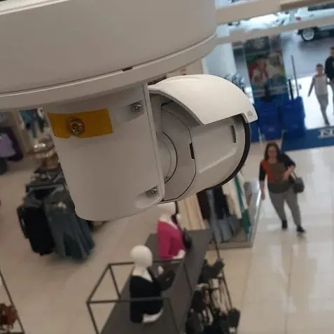 Câmera de segurança instalada em ambiente interno