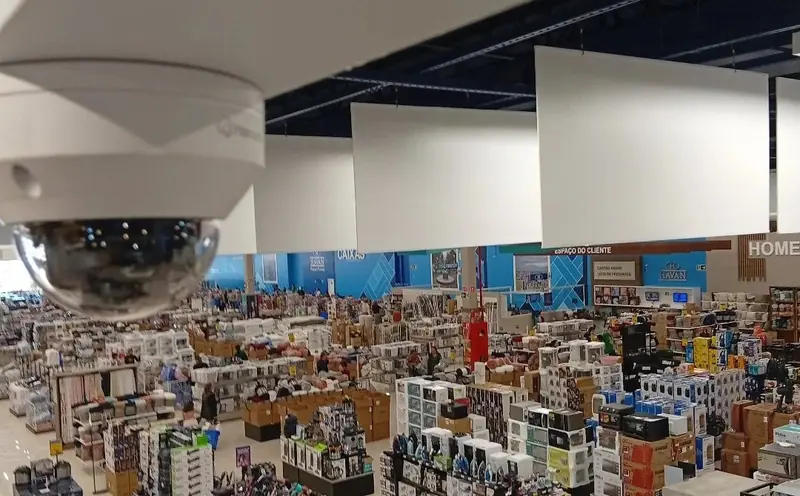 Câmera instalada em loja de grande porte