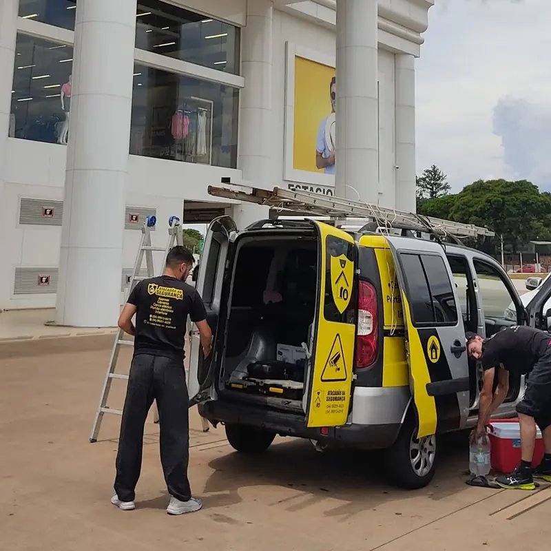 Equipe técnica em loja Havan