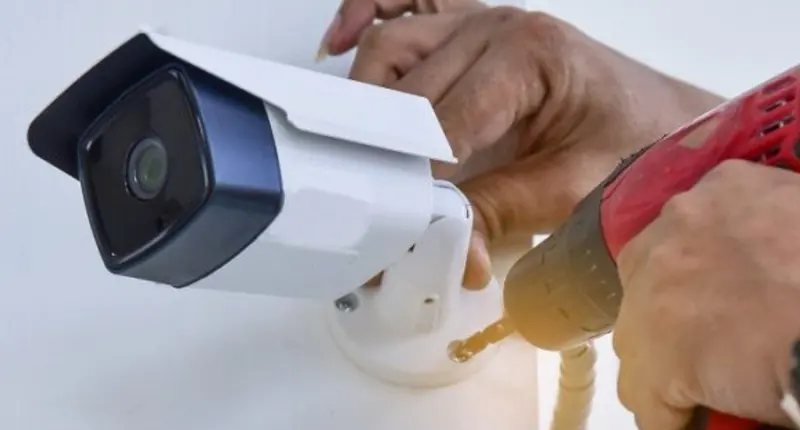 Técnico instalando câmera de segurança
