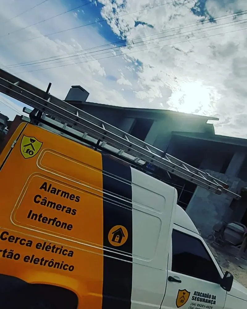 Veículo com a lista de serviços do Atacadão da Segurança
